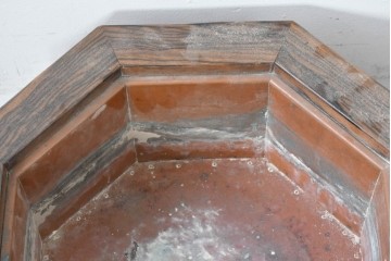 【簡易リペア限定品】　和製アンティーク　明治～大正　口縁黒柿・本体浮造り　表情豊かな木目が味わい深い八角木製火鉢　(R-086115)