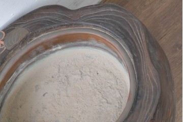 和製アンティーク　明治～大正　桐材　草花の蒔絵がアクセントのくり抜き火鉢　(R-086116)