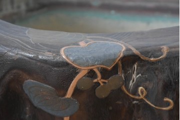 和製アンティーク　明治～大正　桐材　草花の蒔絵がアクセントのくり抜き火鉢　(R-086116)