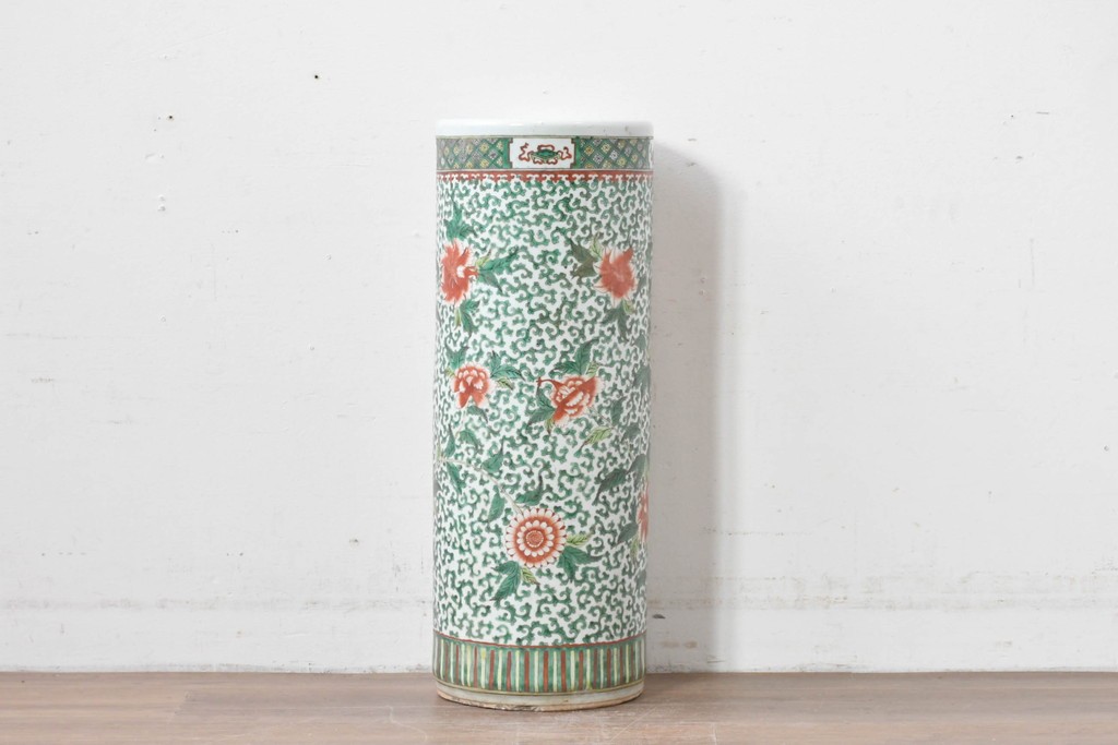 中国アンティーク　清朝時代後期　粉彩　緑地の唐草文に花文様が描かれた傘立て　(R-086117)