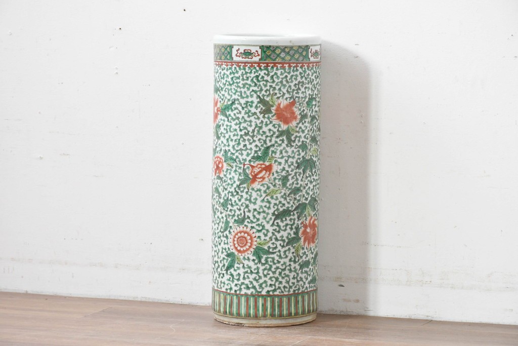 中国アンティーク　清朝時代後期　粉彩　緑地の唐草文に花文様が描かれた傘立て　(R-086117)