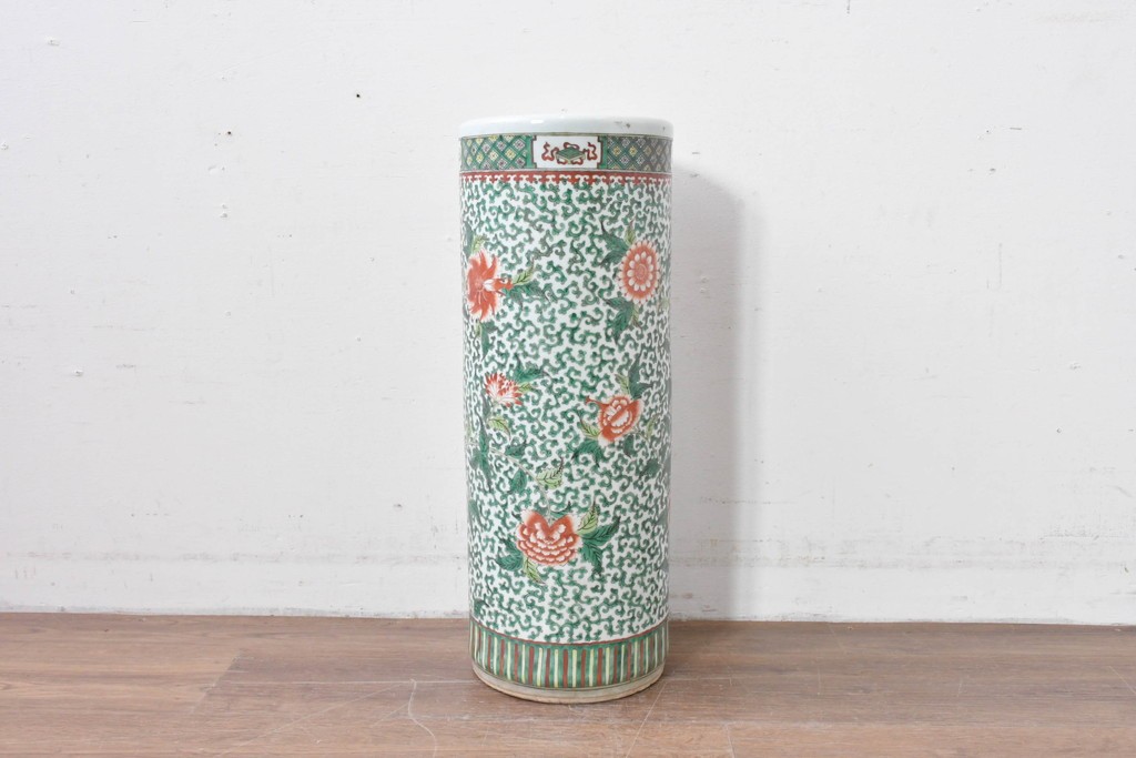 中国アンティーク　清朝時代後期　粉彩　緑地の唐草文に花文様が描かれた傘立て　(R-086117)