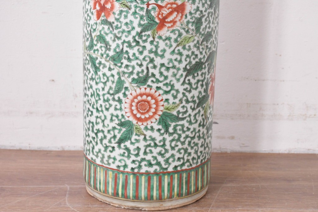 中国アンティーク　清朝時代後期　粉彩　緑地の唐草文に花文様が描かれた傘立て　(R-086117)