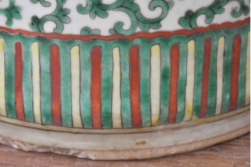 中国アンティーク　清朝時代後期　粉彩　緑地の唐草文に花文様が描かれた傘立て　(R-086117)