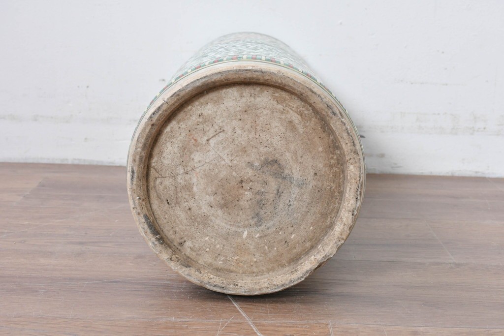 中国アンティーク　清朝時代後期　粉彩　緑地の唐草文に花文様が描かれた傘立て　(R-086117)