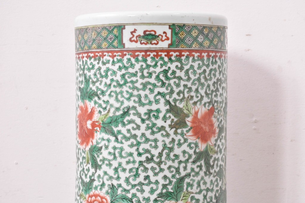 中国アンティーク　清朝時代後期　粉彩　緑地の唐草文に花文様が描かれた傘立て　(R-086117)