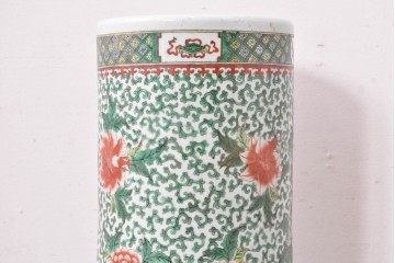 中国アンティーク　清朝時代後期　粉彩　緑地の唐草文に花文様が描かれた傘立て　(R-086117)