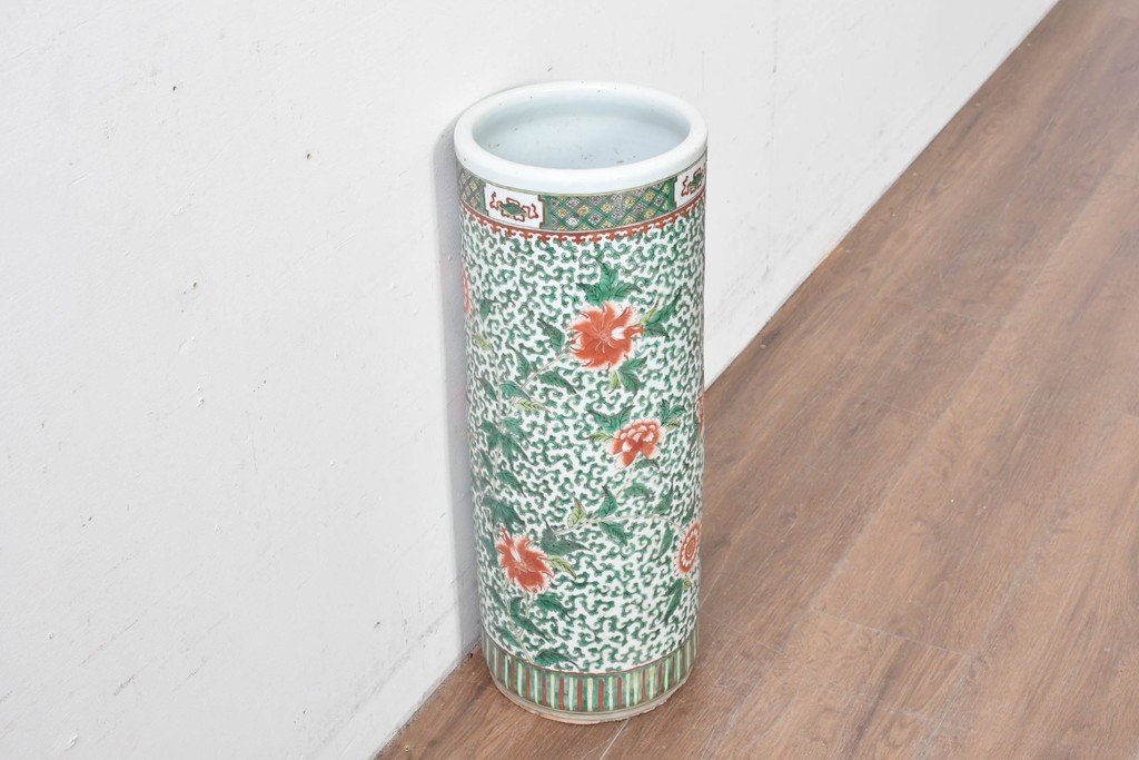 中国アンティーク　清朝時代後期　粉彩　緑地の唐草文に花文様が描かれた傘立て　(R-086117)