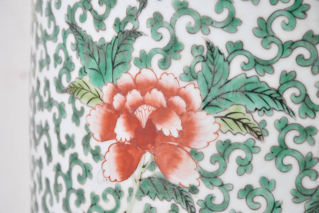 中国アンティーク　清朝時代後期　粉彩　緑地の唐草文に花文様が描かれた傘立て　(R-086117)