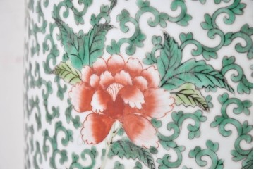 中国アンティーク　清朝時代後期　粉彩　緑地の唐草文に花文様が描かれた傘立て　(R-086117)