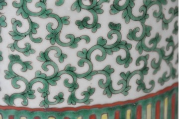 中国アンティーク　清朝時代後期　粉彩　緑地の唐草文に花文様が描かれた傘立て　(R-086117)