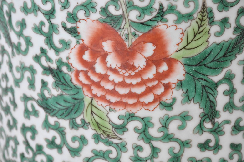 中国アンティーク　清朝時代後期　粉彩　緑地の唐草文に花文様が描かれた傘立て　(R-086117)