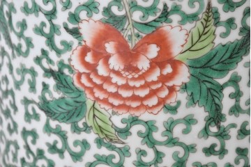 中国アンティーク　清朝時代後期　粉彩　緑地の唐草文に花文様が描かれた傘立て　(R-086117)