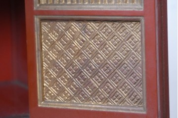 和製アンティーク　明治大正期　茶道具　牡丹の彫刻が施された朱塗りの袋棚　(R-086118)