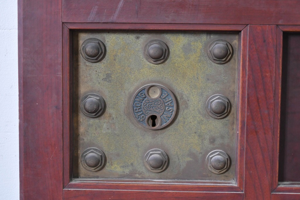 アンティーク建具　大正から昭和初期　総欅(ケヤキ)材　北陸産　重厚な金具と升目意匠の格子蔵戸1枚　(R-086120)