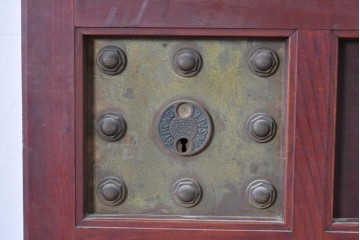 アンティーク建具　大正から昭和初期　総欅(ケヤキ)材　北陸産　重厚な金具と升目意匠の格子蔵戸1枚　(R-086120)