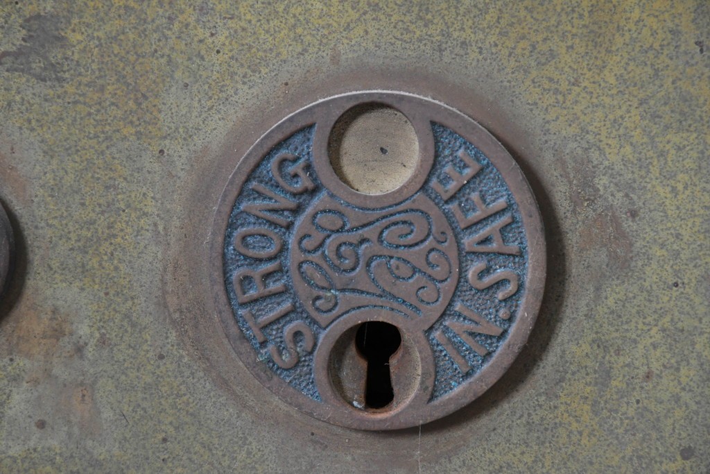 アンティーク建具　大正から昭和初期　総欅(ケヤキ)材　北陸産　重厚な金具と升目意匠の格子蔵戸1枚　(R-086120)