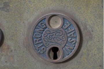 アンティーク建具　大正から昭和初期　総欅(ケヤキ)材　北陸産　重厚な金具と升目意匠の格子蔵戸1枚　(R-086120)