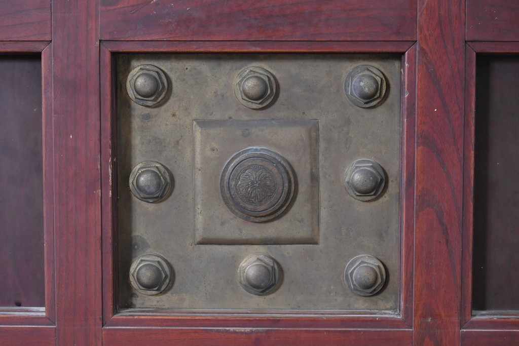 アンティーク建具　大正から昭和初期　総欅(ケヤキ)材　北陸産　重厚な金具と升目意匠の格子蔵戸1枚　(R-086120)