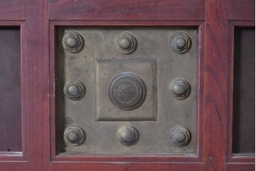 アンティーク建具　大正から昭和初期　総欅(ケヤキ)材　北陸産　重厚な金具と升目意匠の格子蔵戸1枚　(R-086120)