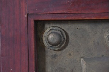 アンティーク建具　大正から昭和初期　総欅(ケヤキ)材　北陸産　重厚な金具と升目意匠の格子蔵戸1枚　(R-086120)
