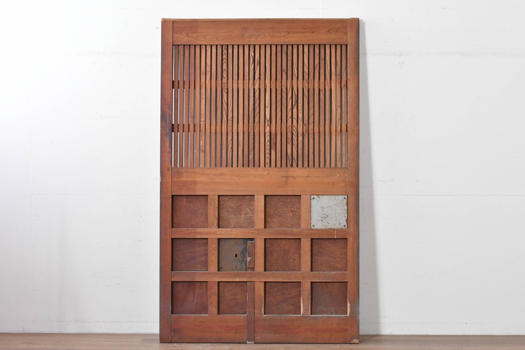 アンティーク建具　大正から昭和初期　総欅(ケヤキ)材　北陸産　重厚な金具と升目意匠の格子蔵戸1枚　(R-086120)