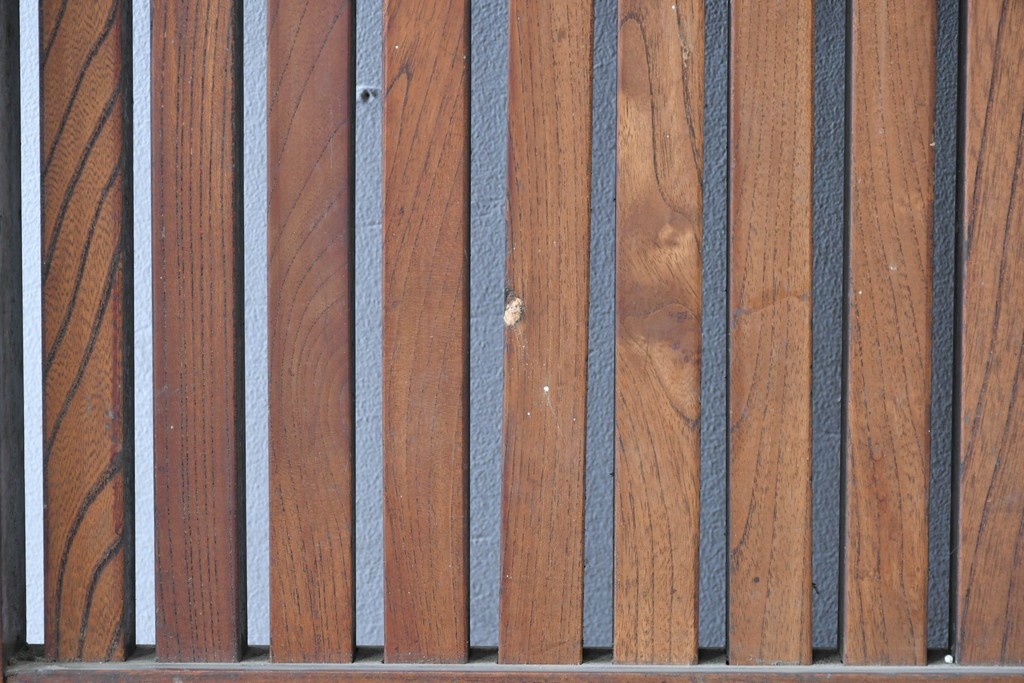 アンティーク建具　大正から昭和初期　総欅(ケヤキ)材　北陸産　重厚な金具と升目意匠の格子蔵戸1枚　(R-086120)