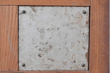 アンティーク建具　大正から昭和初期　総欅(ケヤキ)材　北陸産　重厚な金具と升目意匠の格子蔵戸1枚　(R-086120)