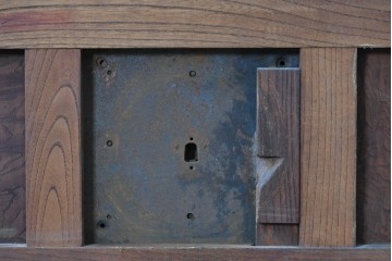 アンティーク建具　大正から昭和初期　総欅(ケヤキ)材　北陸産　重厚な金具と升目意匠の格子蔵戸1枚　(R-086120)