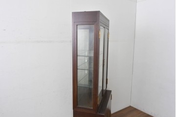 中古　カリモク家具(karimoku)　domani(ドマーニ)　Morganton(モーガントン)　品格漂うヒッコリーブラウンのミラーバックガラスキャビネット　定価約70万円　(R-086121)