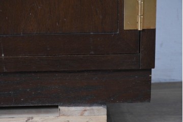 中古　カリモク家具(karimoku)　domani(ドマーニ)　Morganton(モーガントン)　品格漂うヒッコリーブラウンのミラーバックガラスキャビネット　定価約70万円　(R-086121)