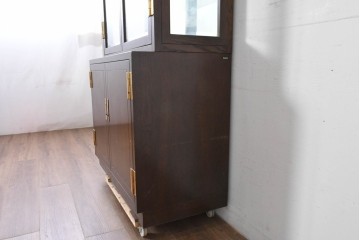 中古　カリモク家具(karimoku)　domani(ドマーニ)　Morganton(モーガントン)　品格漂うヒッコリーブラウンのミラーバックガラスキャビネット　定価約70万円　(R-086121)