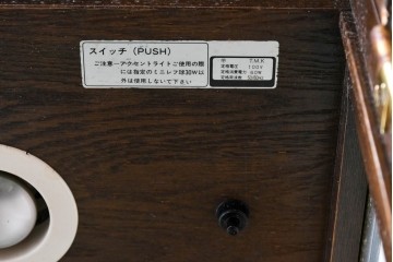 中古　カリモク家具(karimoku)　domani(ドマーニ)　Morganton(モーガントン)　品格漂うヒッコリーブラウンのミラーバックガラスキャビネット　定価約70万円　(R-086121)