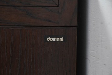中古　カリモク家具(karimoku)　domani(ドマーニ)　Morganton(モーガントン)　品格漂うヒッコリーブラウンのミラーバックガラスキャビネット　定価約70万円　(R-086121)