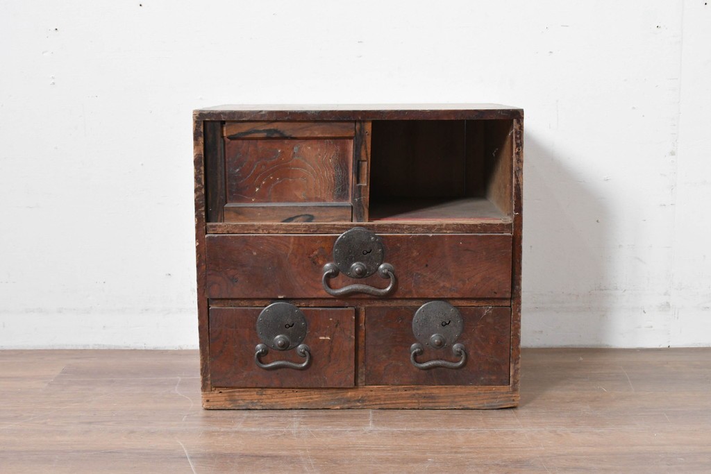 和製アンティーク　欅(ケヤキ)材・黒柿材　立派な杢目と重厚な丸金具が味わい深い小箪笥　(R-086122)