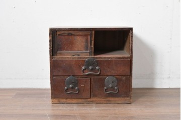 和製アンティーク　欅(ケヤキ)材・黒柿材　立派な杢目と重厚な丸金具が味わい深い小箪笥　(R-086122)