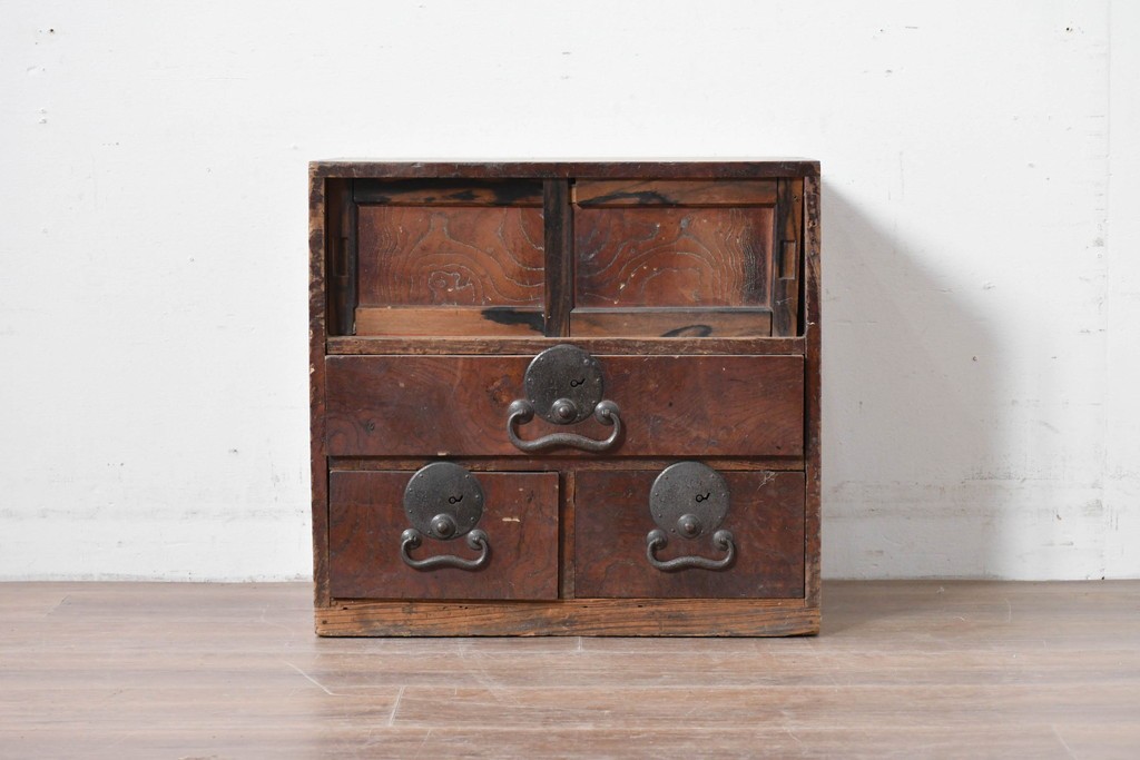 和製アンティーク　欅(ケヤキ)材・黒柿材　立派な杢目と重厚な丸金具が味わい深い小箪笥　(R-086122)