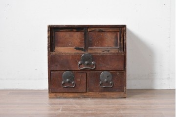 和製アンティーク　欅(ケヤキ)材・黒柿材　立派な杢目と重厚な丸金具が味わい深い小箪笥　(R-086122)