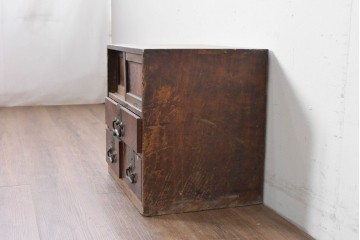 和製アンティーク　欅(ケヤキ)材・黒柿材　立派な杢目と重厚な丸金具が味わい深い小箪笥　(R-086122)