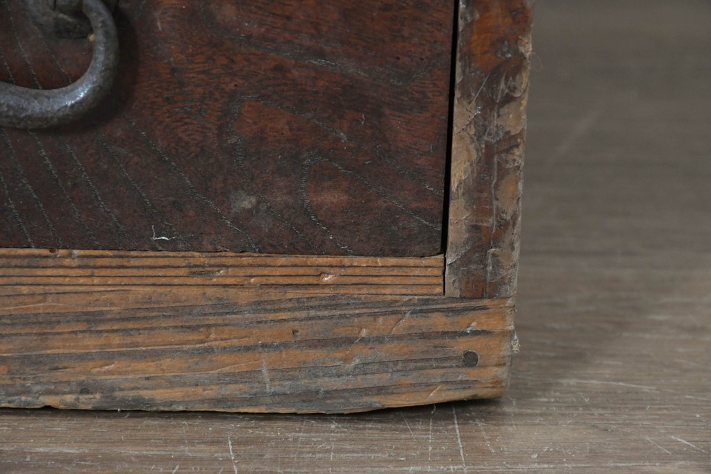 和製アンティーク　欅(ケヤキ)材・黒柿材　立派な杢目と重厚な丸金具が味わい深い小箪笥　(R-086122)