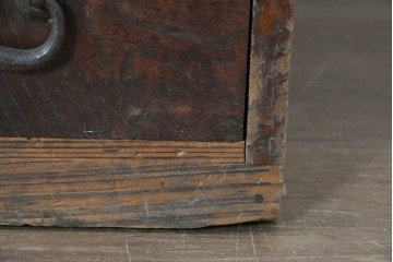 和製アンティーク　欅(ケヤキ)材・黒柿材　立派な杢目と重厚な丸金具が味わい深い小箪笥　(R-086122)