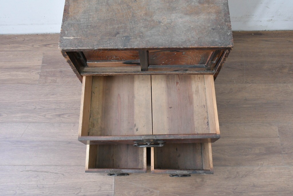 和製アンティーク　欅(ケヤキ)材・黒柿材　立派な杢目と重厚な丸金具が味わい深い小箪笥　(R-086122)