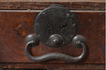 和製アンティーク　欅(ケヤキ)材・黒柿材　立派な杢目と重厚な丸金具が味わい深い小箪笥　(R-086122)