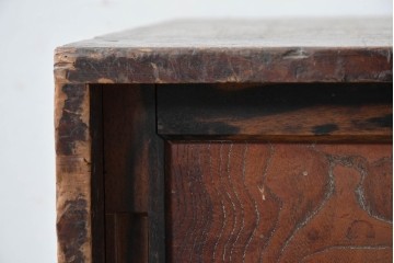 和製アンティーク　欅(ケヤキ)材・黒柿材　立派な杢目と重厚な丸金具が味わい深い小箪笥　(R-086122)