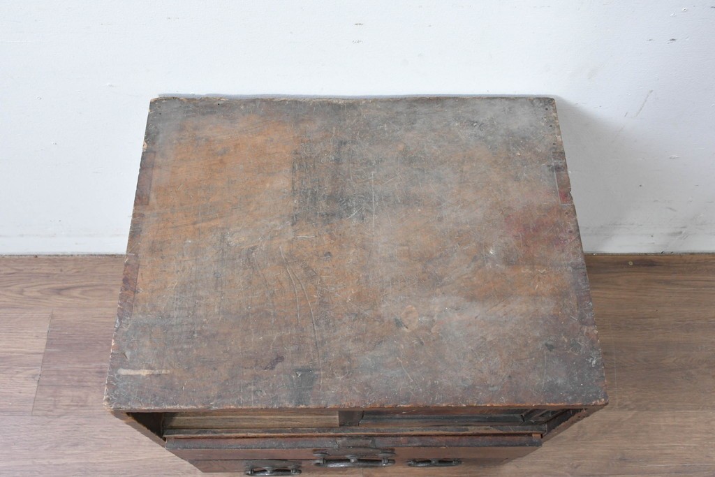 和製アンティーク　欅(ケヤキ)材・黒柿材　立派な杢目と重厚な丸金具が味わい深い小箪笥　(R-086122)