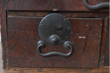 和製アンティーク　欅(ケヤキ)材・黒柿材　立派な杢目と重厚な丸金具が味わい深い小箪笥　(R-086122)