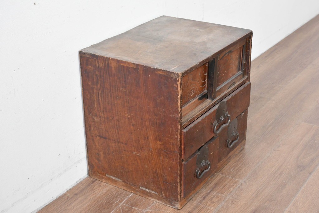 和製アンティーク　欅(ケヤキ)材・黒柿材　立派な杢目と重厚な丸金具が味わい深い小箪笥　(R-086122)