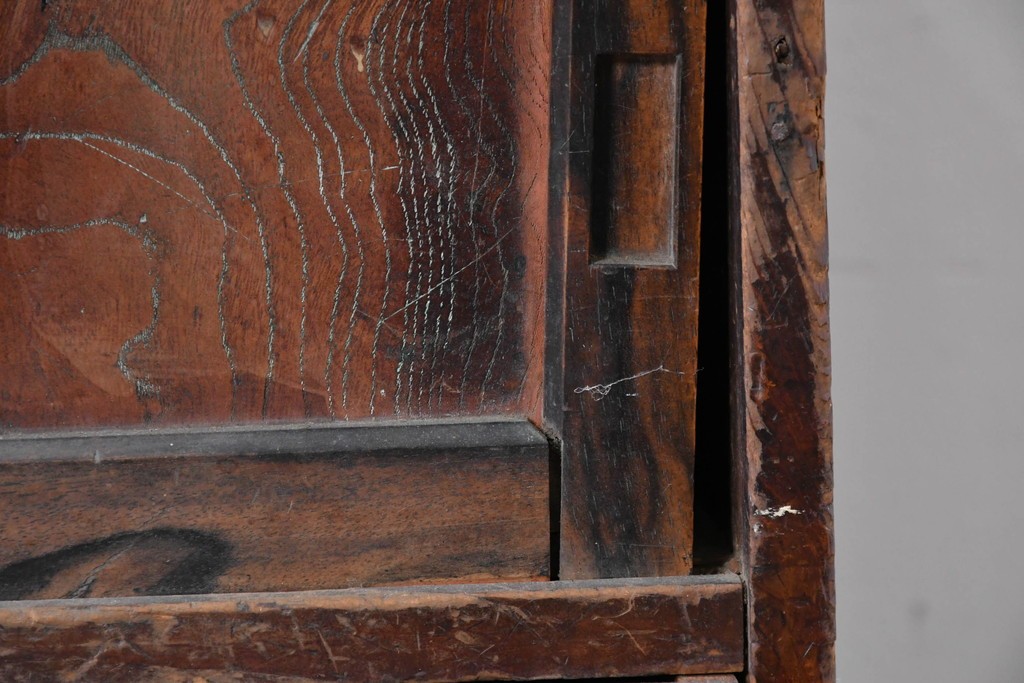 和製アンティーク　欅(ケヤキ)材・黒柿材　立派な杢目と重厚な丸金具が味わい深い小箪笥　(R-086122)