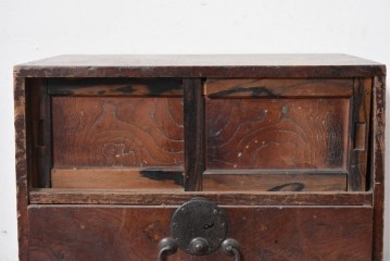 和製アンティーク　欅(ケヤキ)材・黒柿材　立派な杢目と重厚な丸金具が味わい深い小箪笥　(R-086122)