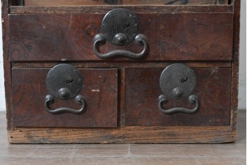 和製アンティーク　欅(ケヤキ)材・黒柿材　立派な杢目と重厚な丸金具が味わい深い小箪笥　(R-086122)
